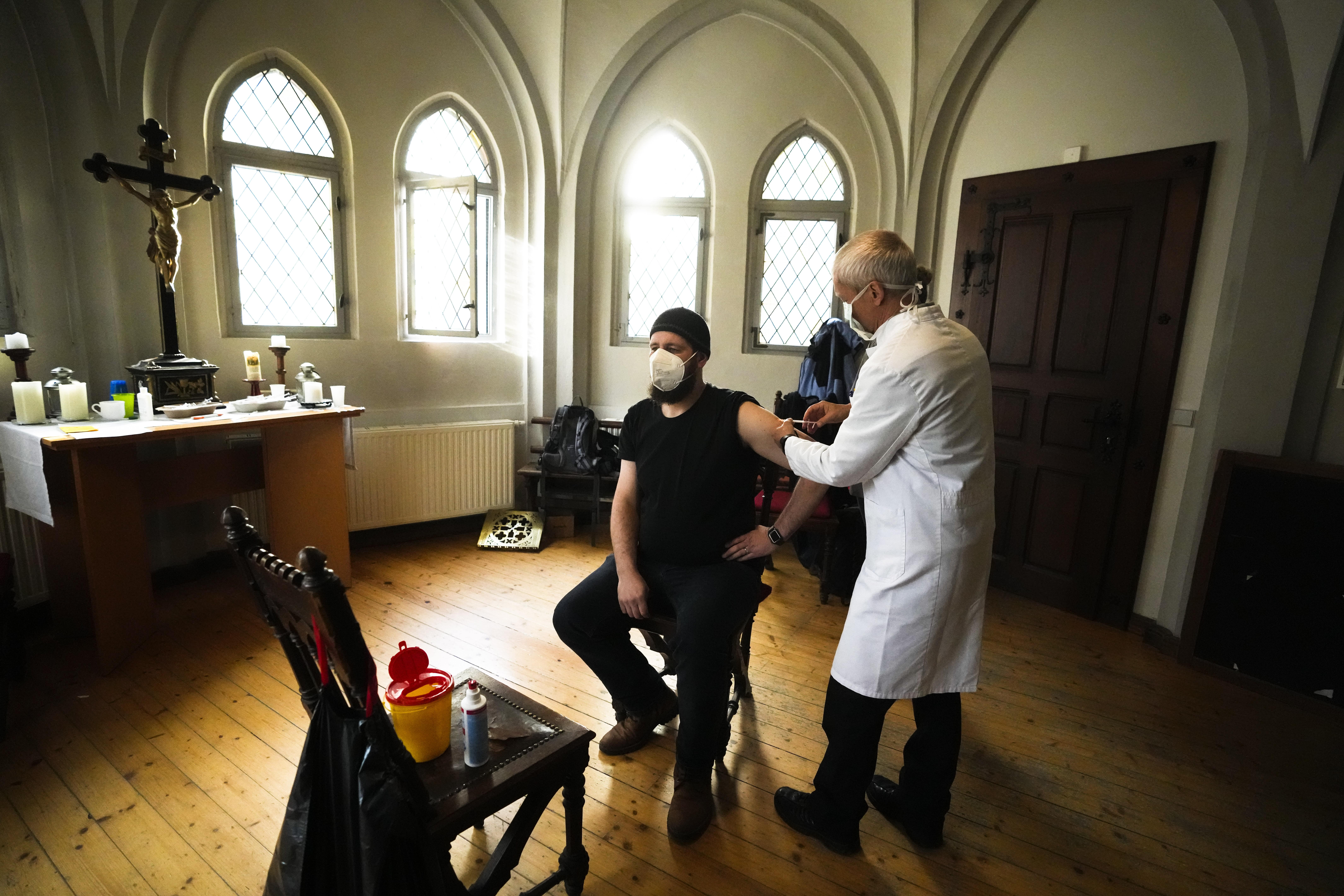 Undertakers, rabbis join global fight promoting COVID shots - Vimarsana News