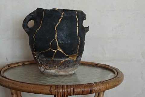 Kintsugi pottery