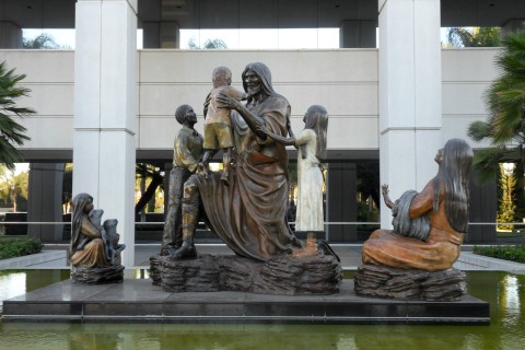 sculpture of Jesus with children