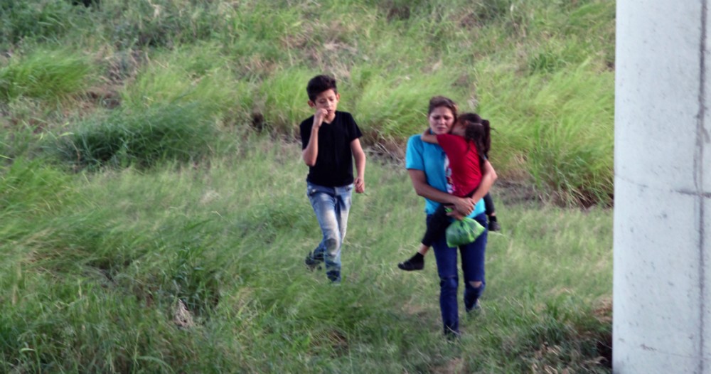 migrants crossing border