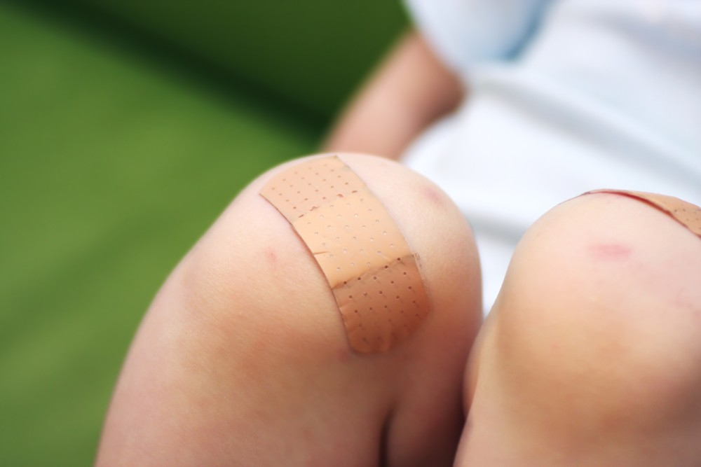 picture of child with injured knee