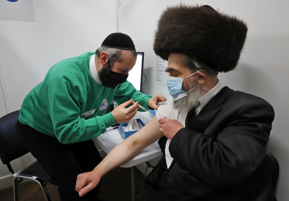 London Haredim roll up sleeves to fight COVID | The Christian Century