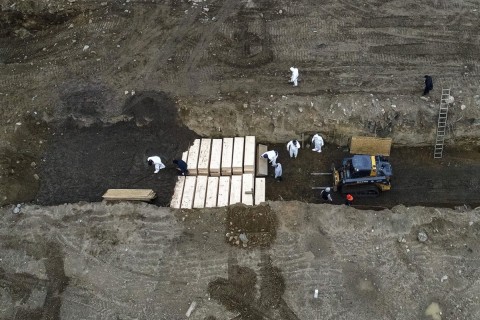 workers burying caskets