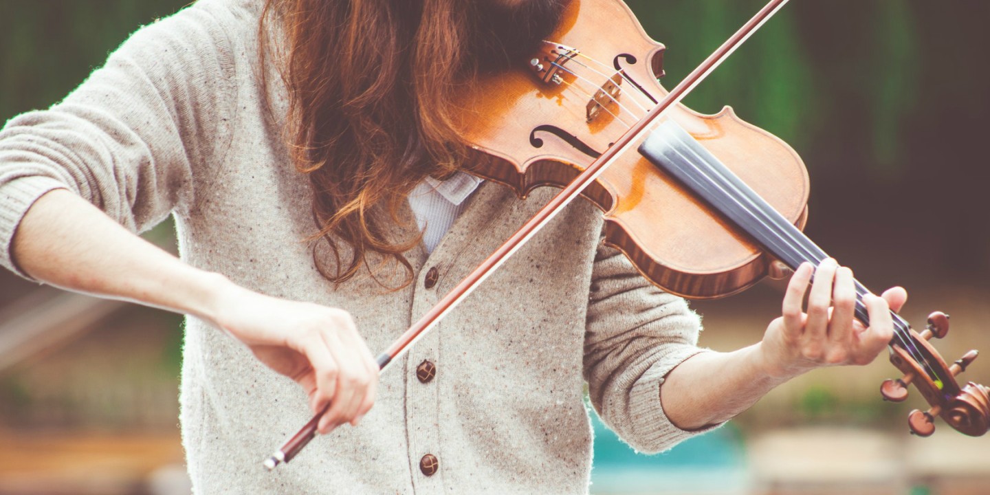 Violinist playing posture